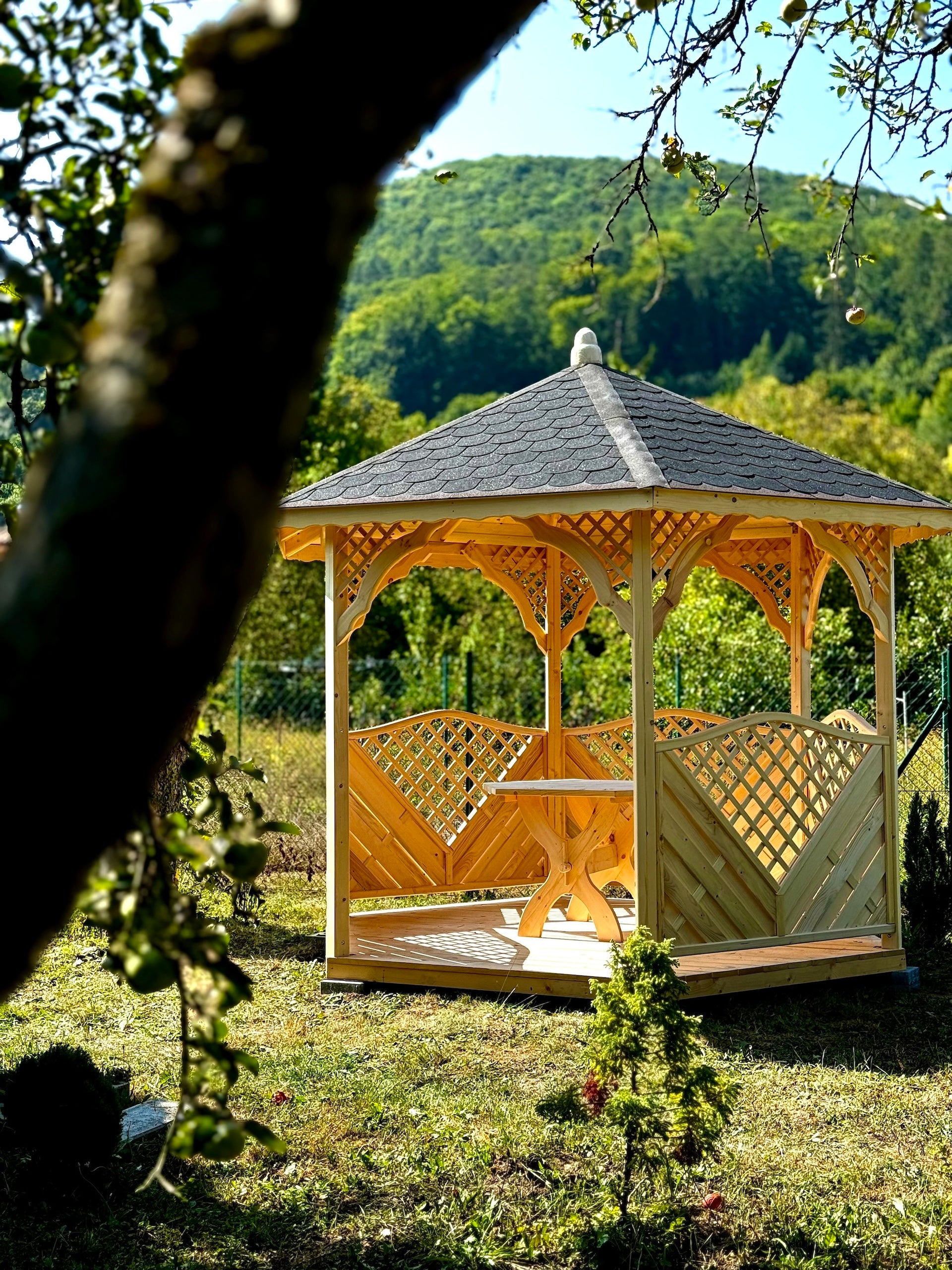 ALTÁNOK S PODLAHOU, POSEDENÍM, A MONTÁŽOU