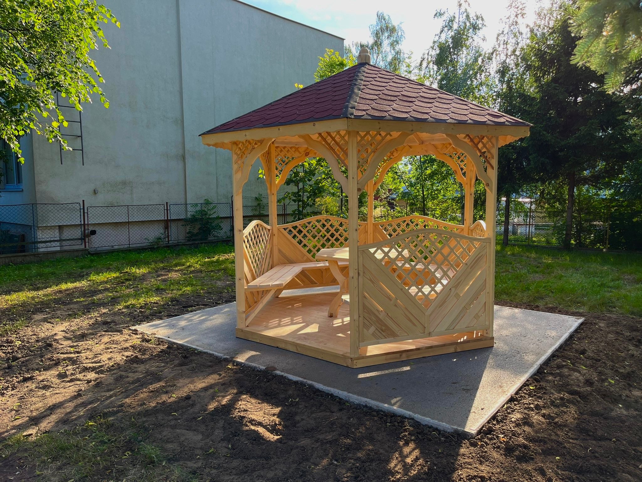 ALTÁNOK S PODLAHOU, POSEDENÍM, A MONTÁŽOU