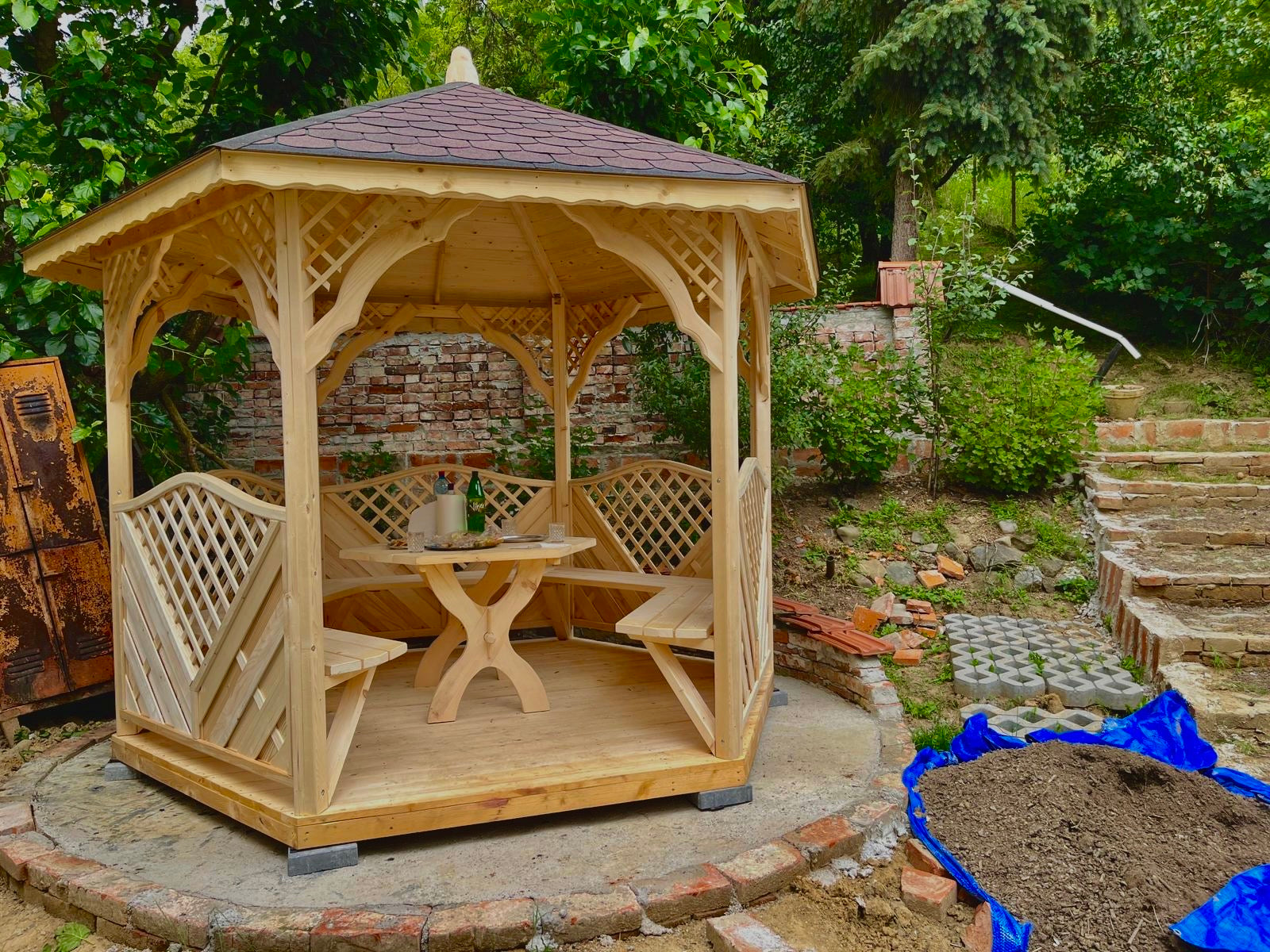 ALTÁNOK S PODLAHOU, POSEDENÍM, A MONTÁŽOU